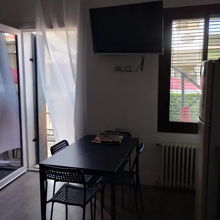 Monolocale, 10' Dal Centro, Dall'aeroporto, Con Patio Esterno 아파트 *